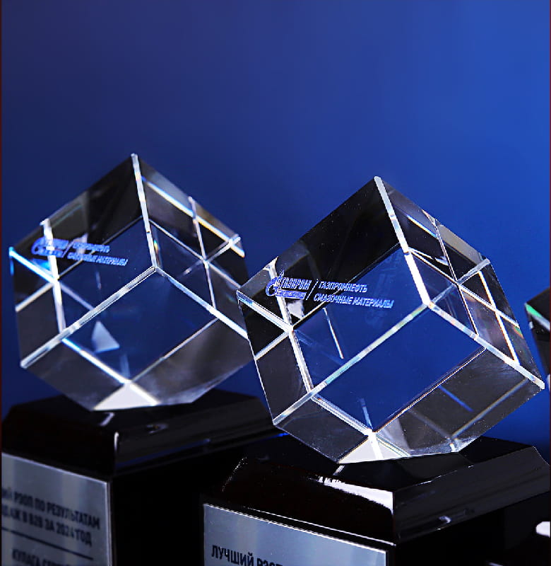 Стеллы из дерева и стекла для Газпромнефть